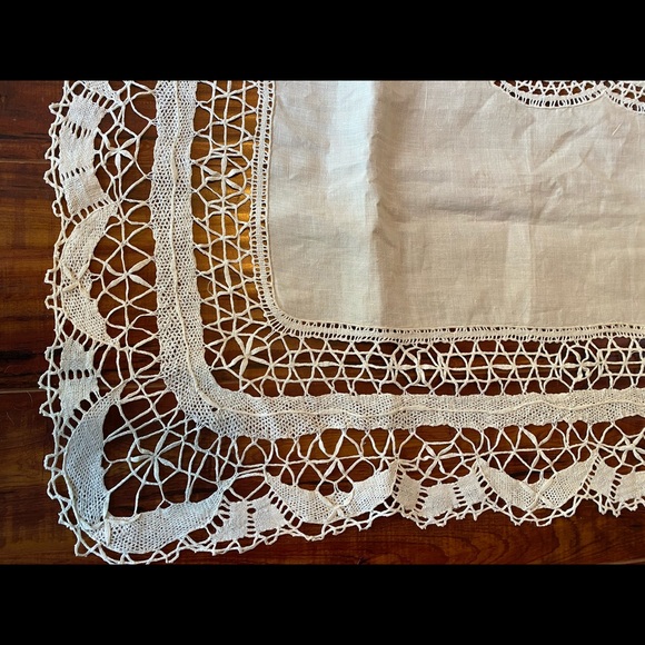 Antique Victorian Ecru Linen Lace Tablecloth - Picture 5 of 17